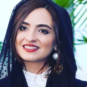 Gelare Abbasi Instagram - رفقای  عزیزم 
در  اولین  پست  سال  جدید 
سلامت و  موفقیت  و  برکت  را  که همه  برای خودمان  آرزو کردیم ،
برایم شجاعت  و  صداقت  آرزو کنید .
از خدا  می خواهم از ترس حذف شدن ، خود واقعی  ام  را حذف  نکنم . 
از خدا  می خواهم  از ترس  از دست دادن ها ،  شجاعتم  را  از دست ندهم . 
چشمکی  به  خدایم  می  زنم و  زیر لب  زمزمه  می کنم : یارب  نظر  تو برنگردد 
و  بلند می گویم : 
من آن  تو ام ،  مرا به  من  باز مده ❤️
و  در پایان 
از خدا می خوام  جز  واسطه ای  برای  خیر  و شادی  قرارمان  نده ❤️بهارتان  مبارک  عزیزان همراه . دوستتان دارم