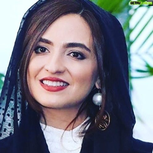 Gelare Abbasi - 31.5K Likes - رفقای عزیزم
در اولین پست سال جدید
سلامت و موفقیت و برکت را که همه برای خودمان آرزو کردیم ،
برایم شجاعت و صداقت آرزو کنید .
از خدا می خواهم از ترس حذف شدن ، خود واقعی ام را حذف نکنم .
از خدا می خواهم از ترس از دست دادن ها ، شجاعتم را از دست ندهم .
چشمکی به خدایم می زنم و زیر لب زمزمه می کنم : یارب نظر تو برنگردد
و بلند می گویم :
من آن تو ام ، مرا به من باز مده ❤️
و در پایان
از خدا می خوام جز واسطه ای برای خیر و شادی قرارمان نده ❤️بهارتان مبارک عزیزان همراه . دوستتان دارم