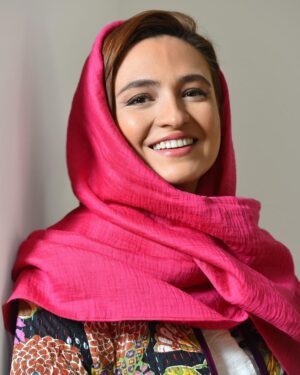 Gelare Abbasi Instagram - رفقا  سلام .صبح  بخیر 💕💕
روز های  پایان  اسفند ماه 💕🌺💐
 حال  دلتون  خوب باشه . مواظب  خودتون باشید ✌️🌺🌈🌈 
عکس  آقای علی درویش  صفت