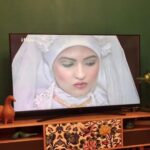 Gelare Abbasi Instagram - وقتی عزیزی از باز پخش سریال «در چشم باد » عکس برایم می فرستند . یادش بخیر . وقتی بیست ساله بودم . به قول شما خاطره بازی . ماهچهر عزیزم چقدر جای خنده های بی بهانه ات خالیه . @saednikzat ممنونم ساعد نیک ذات بزرگوار ❤️
