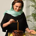 Gelare Abbasi Instagram - یک سال دیگر هم شروع شد و ممنونم از پیام های پر مهرتان . چه خوشبختم که شما عزیزان همدل و همراهم هستید . دوستتان دارم گلاره وممنونم از @shahrzadjewellery که در روز تولدم با عشق در کنارم بودند .مرسی دوستان هنرمند و ارتیست من ❤️❤️ عکاس عزیزمان ، دوست قدیمی @alidarvishsefat