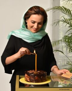 Gelare Abbasi Instagram - یک سال دیگر هم شروع شد و ممنونم از پیام های پر مهرتان . چه خوشبختم که شما عزیزان همدل و همراهم هستید . دوستتان دارم گلاره وممنونم از @shahrzadjewellery که در روز تولدم با عشق در کنارم بودند .مرسی دوستان هنرمند و ارتیست من ❤️❤️ عکاس عزیزمان ، دوست قدیمی @alidarvishsefat