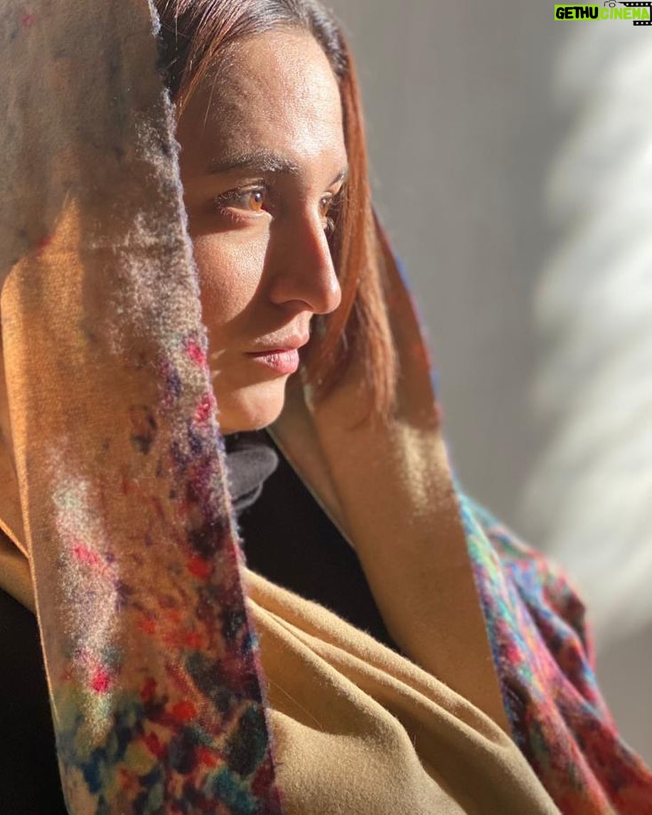 Gelare Abbasi Instagram - همین الان عکس را غزال عزیزم گرفت و گفتیم حالمون را بلند بگیم : کلی حال خوش برای شما که عزیزان دل هستید و بیایید برای لحظه ای با تمام وجود برای هم دعای خیر کنیم ❤️ خدا را شکر و مواظب خودتون باشید . دوستتان دارم ❤️💕 @ghazalrajabian