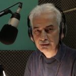 Gelare Abbasi Instagram - * رمان «هزار توی تاریکی» با صدای رضا عمرانی در قصه شب سوینا گروه سوینا با همکاری نشر نیماژ و ماه‌آوا، رمان «هزار توی تاریکی» به نویسندگی مهدی جعفری را گویا کرد. رضا عمرانی گوینده، بازیگر و کارگردان تئاتر این کتاب را خوانده است. قسمت اول «هزار توی تاریکی» شنبه ۱۵ آذر ماه ساعت ۲۲ در برنامه قصه شب سوینا پخش می‌شود. این رمان، داستان زندگی پر پیچ‌وخم امیر و افسانه است. در حالی که هر دو از نظر جسمانی در شرایط بحرانی هستند و برای انتقام و نجات خود می‌جنگند... نویسنده، داستان را این‌گونه شروع می‌کند: «هنوز تنش کرخت بود. حالا فقط دیوار چرک‌مرده توسی را می‌دید. خواب دیده بود، خواب دیده بود که توی یک مسابقه است. چند نفر از یک دهلیز بسیار تنگ عبورش می‌دهند. دهلیز به‌قدری تنگ بود که دو نفر نمی‌توانستند در کنار هم از آن عبور کنند. انتهای دهلیز باز می‌شد به یک فراخی گنگ، یا شاید فقط سیاه بود.» شما می‌توانید شنبه تا چهارشنبه ساعت۲۲ و ۲۳ از رادیو سوینا به نشانی www.sevinagroup.com/radio برنامه قصه شب سوینا را دریافت کنید. علاقمندان می‌توانند گروه سوینا را در نشانی‌های اینترنتی زیر پی‌گیری کنند: www.sevinagroup.com www.aparat.com/sevinagroup www.instagram.com/sevinagroup T.me/sevinagroup T.me/radio_sevina https://www.youtube.com/channel/UCs2-CtvQ8W3YZ2M7Xy8DQHQ https://twitter.com/sevinagroup @reza.omrany @gelarehabbasi @nimajpublication @maahava ساخت تیزر: افشین ضیائیان #سوینا #سینمای_نابینایان #گلاره_عباسی #رادیو_سوینا #رادیوسوینا #رادیواینترنتی  #قصه_شب_سوینا #قصه_شب #رضاعمرانی #رضا_عمرانی #هزار_توی_تاریکی #نشر_نیماژ #نیماژ #داستان_بلند #پادکست #کتاب_صوتی #کتاب_گویا #رمان
