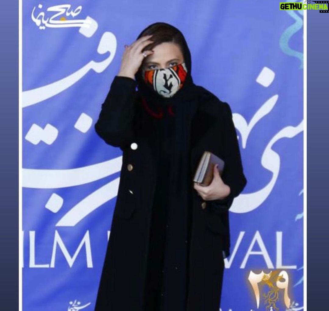 Gelare Abbasi - 28.7K Likes - نشست فیلم «ابلق»
به یادگار بماند این عکس ها در صفحه ام
از جشنواره ی امسال .
ممنون از همه ی عزیزانی که برای کاندیدا شدنم در نقش شهلا برایم پیام پر مهر دادند . و چه خوشبخت هستم با مهر و عشقی که هدیه ی شما بزرگواران بود .
خسته نباشید به رفقایم در فیلم «ابلق».
@abyarofficial @ghasemiofficiall @hootanshakiba @bahramradan @alirezaalavian @hamidnajafirad @taher_pishvaei @elnazshakerdoost @shadi_karamroudi
نام عکاس های محترم را نمی دانستم و عذر خواهی می کنم که بدون ذکر نام ایشان از عکس هایشان استفاده کردم .