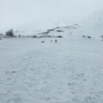 Gelare Abbasi Instagram - خنک آن قماربازی که بباخت آن چه بودش بنماند هیچش الا هوس قمار دیگر ربطی نداره ولی انگار ربط داره امروز . کوهنوردی . به سمت قله شمشک و سکوت عجیب کوه و شعری که می آمد و می رفت ❄️❄️❄️❤️❤️ @j.kia
