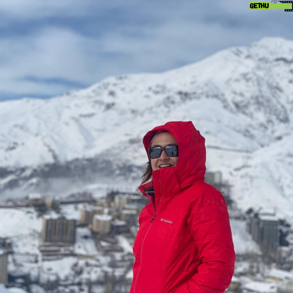 Gelare Abbasi Instagram - امروز پیش به سوی بهتر شدن جهانم ❄️❤️ رسیدن به قله در برف قصه ی دیگریست که باید هزار بار بخوانمش ❄️❤️💪💕❤️ با خانم مربی عزیزم ✌️ @j.kia