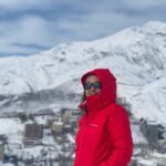 Gelare Abbasi Instagram - امروز پیش به سوی بهتر شدن جهانم ❄️❤️ رسیدن به قله در برف قصه ی دیگریست که باید هزار بار بخوانمش ❄️❤️💪💕❤️ با خانم مربی عزیزم ✌️ @j.kia