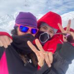 Gelare Abbasi Instagram - امروز پیش به سوی بهتر شدن جهانم ❄️❤️ رسیدن به قله در برف قصه ی دیگریست که باید هزار بار بخوانمش ❄️❤️💪💕❤️ با خانم مربی عزیزم ✌️ @j.kia