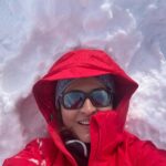 Gelare Abbasi Instagram - امروز پیش به سوی بهتر شدن جهانم ❄️❤️ رسیدن به قله در برف قصه ی دیگریست که باید هزار بار بخوانمش ❄️❤️💪💕❤️ با خانم مربی عزیزم ✌️ @j.kia