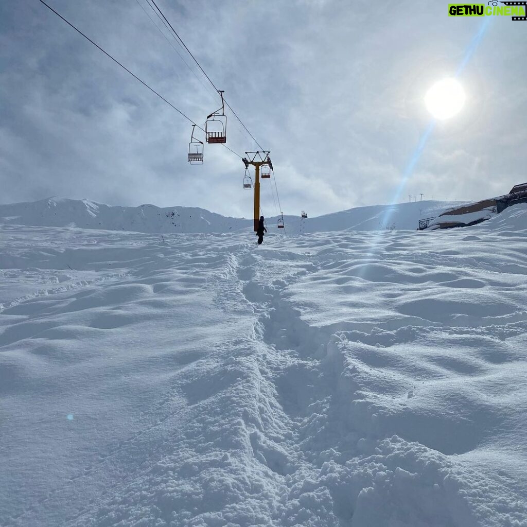 Gelare Abbasi Instagram - امروز پیش به سوی بهتر شدن جهانم ❄️❤️ رسیدن به قله در برف قصه ی دیگریست که باید هزار بار بخوانمش ❄️❤️💪💕❤️ با خانم مربی عزیزم ✌️ @j.kia