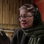 Gelare Abbasi Instagram - *در آستانه سالروز درگذشت علی حاتمی؛ انتشار نسخه ویژه نابینایان فیلم سینمایی مادر با صدای احترام برومند سوینا در آستانه سالروز درگذشت علی حاتمی، نسخه ویژه نابینایان فیلم سینمایی «مادر» را با صدای احترام برومند منتشر می‌کند. به گزارش روابط عمومی سوینا، این گروه نسخه ویژه نابینایان فیلم سینمایی «مادر» ساخته علی حاتمی را روز پنجشنبه سیزدهم آذر ماه منتشر می‌کند. این فیلم روز پنجشنبه ساعت ۱۹ از رادیو سوینا پخش می‌شود و پس از آن، روی سایت سوینا در دسترس مخاطبان قرار می‌گیرد. نظارت متن و ضبط این برنامه به عهده کیوان کثیریان بوده، متن روایت این فیلم را محدثه واعظی‌پور نوشته و در استودیو شهر صدای پارسیان ضبط شده است. مرجان طبسی نیز صدای این برنامه را میکس و تدوین کرده است. علاقمندان می‌توانند با مراجعه به پایگاه اینترنتی سوینا به نشانی www.sevinagroup.com به فایل صوتی فیلم‌های سینمایی توضیح‌دار دسترسی داشته باشند. سوینا را در نشانی‌های اینترنتی زیر پی‌گیری کنید: www.sevinagroup.com www.aparat.com/sevinagroup www.instagram.com/sevinagroup T.me/sevinagroup T.me/radio_sevina https://www.youtube.com/channel/UCs2-CtvQ8W3YZ2M7Xy8DQHQ https://twitter.com/sevinagroup @ehteramboroumand @gelarehabbasi @kkasirian @marjan.tabasi @persiansoundcity ساخت تیزر: افشین ضیائیان #سوینا #سینمای_نابینایان #گروه_سوینا #sevinagroup #فیلم_صوتی #گلاره_ عباسی #سینما_کلاسیک #مادر  #احترام_برومند #علی_حاتمی  #فیلم_سینمایی #سینما  #فیلم_سینمایی_توضیحدار