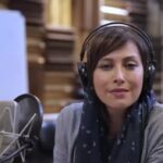 Gelare Abbasi Instagram - انتشار نسخه ویژه نابینایان فیلم سینمایی اشک‌ها و لبخندها با صدای مهتاب کرامتی مهتاب کرامتی فیلم سینمایی «اشک‌ها و لبخندها» ساخته رابرت وایز را برای نابینایان توضیح‌دار کرد. به گزارش روابط عمومی سوینا، این گروه نسخه ویژه نابینایان فیلم سینمایی کلاسیک «اشک‌ها و لبخندها» ساخته رابرت وایز را روز پنجشنبه هشتم آبان ماه منتشر می‌کند. این فیلم روز پنجشنبه ساعت ۱۹ از رادیو سوینا پخش خواهد شد و پس از آن، روی سایت سوینا در دسترس مخاطبان قرار می‌گیرد. نظارت متن و ضبط این برنامه به عهده کیوان کثیریان است، متن روایت این فیلم را محدثه واعظی‌پور نوشته و در استودیو فراز توسط بابک جاوید ضبط و میکس شده است. علاقمندان می‌توانند با مراجعه به پایگاه اینترنتی سوینا به نشانی www.sevinagroup.com به فایل صوتی فیلم‌های سینمایی توضیح‌دار دسترسی داشته باشند. سوینا هر ماه، نسخه ویژه نابینایان دو فیلم سینمایی کلاسیک خاطره‌انگیز را با همراهی هنرمندان منتشر می‌کند. این گروه پیشتر نسخه توضیح‌دار فیلم‌های سینمایی کلاسیک «کازابلانکا» با صدای سحر دولتشاهی، «دزد دوچرخه» با صدای محسن بهرامی، «بر باد رفته» با صدای شبنم مقدمی، «روانی» با صدای حبیب رضایی، «در بارانداز» با صدای الهام کردا، «دزیره» با صدای هنگامه قاضیانی، «ربه‌کا» با صدای ترانه علیدوستی، «دوازده مرد خشمگین» با صدای مهدی پاکدل، «همشهری کین» با صدای پریوش نظریه و «محمد رسول الله (ص)» با صدای امین تارخ را منتشر کرده است. سوینا را در نشانی‌های اینترنتی زیر پی‌گیری کنید: www.sevinagroup.com www.aparat.com/sevinagroup www.instagram.com/sevinagroup T.me/sevinagroup T.me/radio_sevina https://www.youtube.com/channel/UCs2-CtvQ8W3YZ2M7Xy8DQHQ https://twitter.com/sevinagroup @mahtab.keramati @sevinagroup @gelarehabbasi @kkasirian @farazstudio ساخت تیزر: افشین ضیاییان #سوینا #سینمای_نابینایان #گروه_سوینا #sevinagroup #فیلم_صوتی #گلاره_عباسی #سینما_کلاسیک #اشکها_و_لبخندها #اشکهاولبخندها #مهتاب_کرامتی  #فیلم_سینمایی #سینما  #فیلم_سینمایی_توضیحدار
