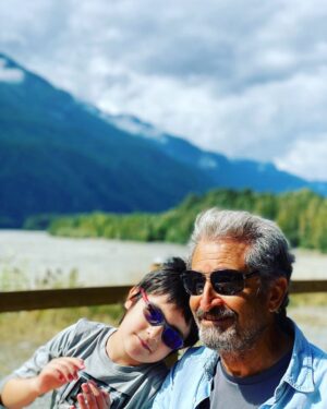 Gelare Abbasi Instagram - چه  پدربزرگی دارن خواهر زاده های من . خوش به حالمون که  تو رو داریم  بابا جون ❤️💕❤️