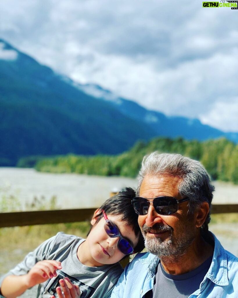 Gelare Abbasi Instagram - چه پدربزرگی دارن خواهر زاده های من . خوش به حالمون که تو رو داریم بابا جون ❤️💕❤️