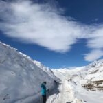 Gelare Abbasi Instagram - و در پایان زندگی و راه تو را دعوت می کند به رفتن . به صعود . به رسیدن . عکس سوم لحظه ی رسیدن به قله است❄️❄️❄️💪✌️ . این روزها برای فرار از سیاهی و غم پناه بردم به سفیدی برف به صدای طبیعت . جایی که هیچ کس نیست. جز تو و صدای کوه .