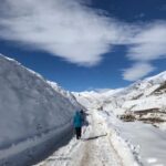 Gelare Abbasi Instagram - و در پایان زندگی و راه تو را دعوت می کند به رفتن . به صعود . به رسیدن . عکس سوم لحظه ی رسیدن به قله است❄️❄️❄️💪✌️ . این روزها برای فرار از سیاهی و غم پناه بردم به سفیدی برف به صدای طبیعت . جایی که هیچ کس نیست. جز تو و صدای کوه .