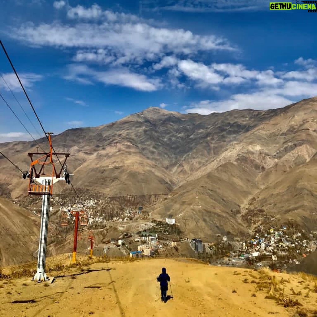 Gelare Abbasi Instagram - لحظه ای که به قله می رسی 💪💪 نه کسی هست و نه احتیاج به فاصله گذاری اجتماعی . خودت و طبیعت و لذت کوهنوردی ❤️ خوشحالم که می تونم حال خوبم را با شما رفقای نازنینم تقسیم کنم . مرسی که همراه من هستید 👌✌️