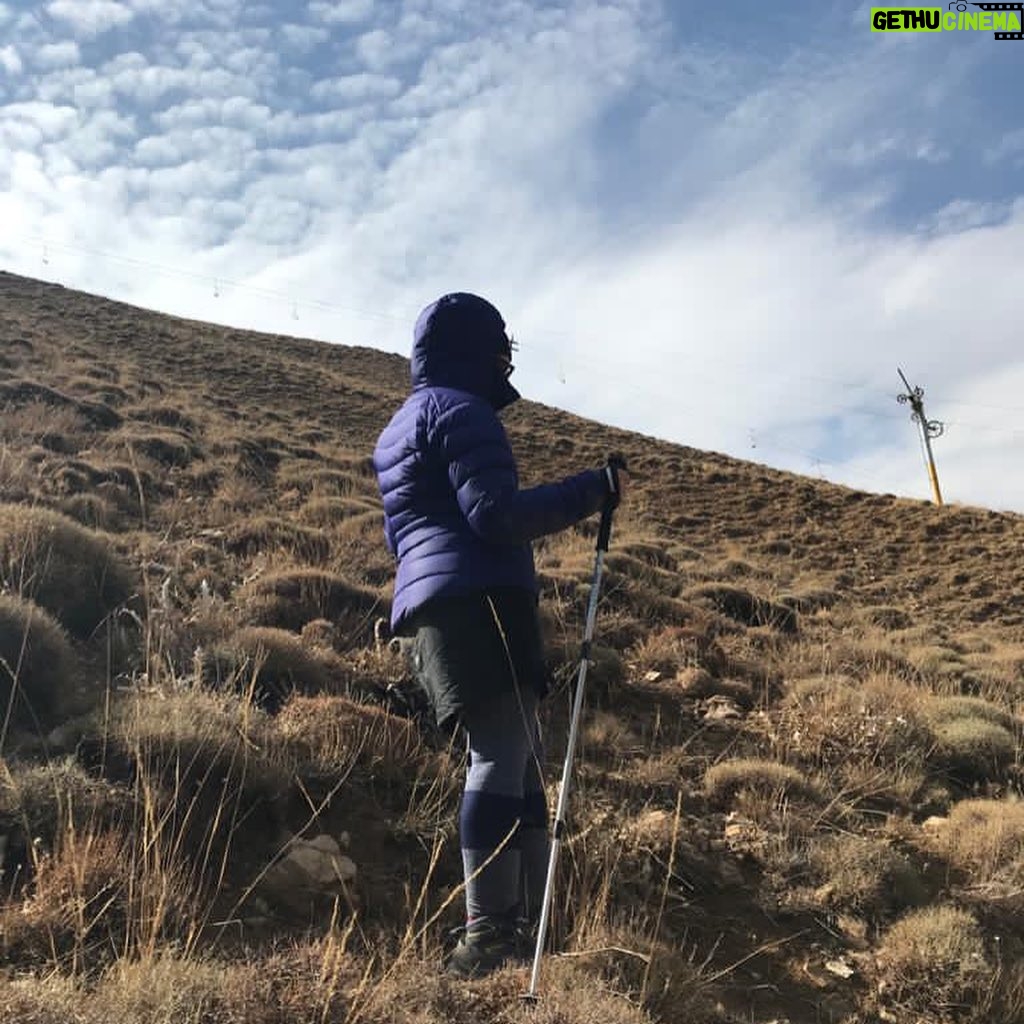 Gelare Abbasi Instagram - لحظه ای که به قله می رسی 💪💪 نه کسی هست و نه احتیاج به فاصله گذاری اجتماعی . خودت و طبیعت و لذت کوهنوردی ❤️ خوشحالم که می تونم حال خوبم را با شما رفقای نازنینم تقسیم کنم . مرسی که همراه من هستید 👌✌️