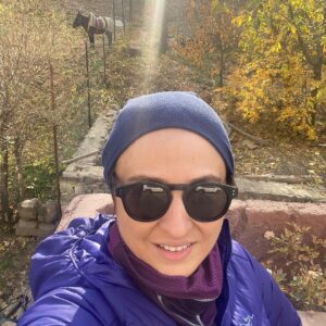 Gelare Abbasi Instagram - لحظه ای که  به  قله  می  رسی 💪💪
نه کسی  هست  و  نه  احتیاج  به  فاصله  گذاری  اجتماعی . خودت و  طبیعت و لذت کوهنوردی ❤️
خوشحالم که  می تونم حال خوبم را با شما  رفقای نازنینم تقسیم کنم . مرسی که همراه من هستید 👌✌️
