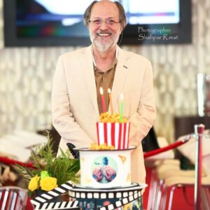 Gelare Abbasi Instagram - پارسال تولد  استاد  شریف  و  نازنینم  اقای  امین  تارخ  بزرگوار 
تولدتون  مبارک  ما  باشه 💕🎂💕
دوستان  عکس  برای  پارسال  است 
که  کرونا  و  ماسک  و  فاصله  ها نبود . 
کاش  امسال هم  کنار هم  بودیم ❤️