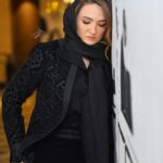 Gelare Abbasi Instagram - دو فیلم «آغوش باز » و «بی بدن » را در اکران مردمی همراه شما مردم نازنین سرزمینم حامیان محترم هنر تماشا کردم . ممنونم از مهرتان و دوستتان دارم. با عشق گلاره ممنونم از طنازبانوعزیزم❤️و یاران نازنینش در @lalique_markiz ممنونم ازرفیق قدیمی وهنرمندم غزال خانم @ghazalrajabian