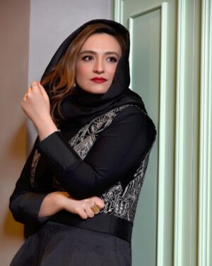 Gelare Abbasi Instagram - همراهی دلنشین با تیم درجه یک «لالیک»و طناز عزیزم ❤️
عکاسی علی درویش صفت عزیز 
و طراحی رفیق هنرمندم غزال رجبیان 
@lalique_markiz 
@tanazmazhari_makeupartist 
@ghazalrajabian 
@alidarvishsefat