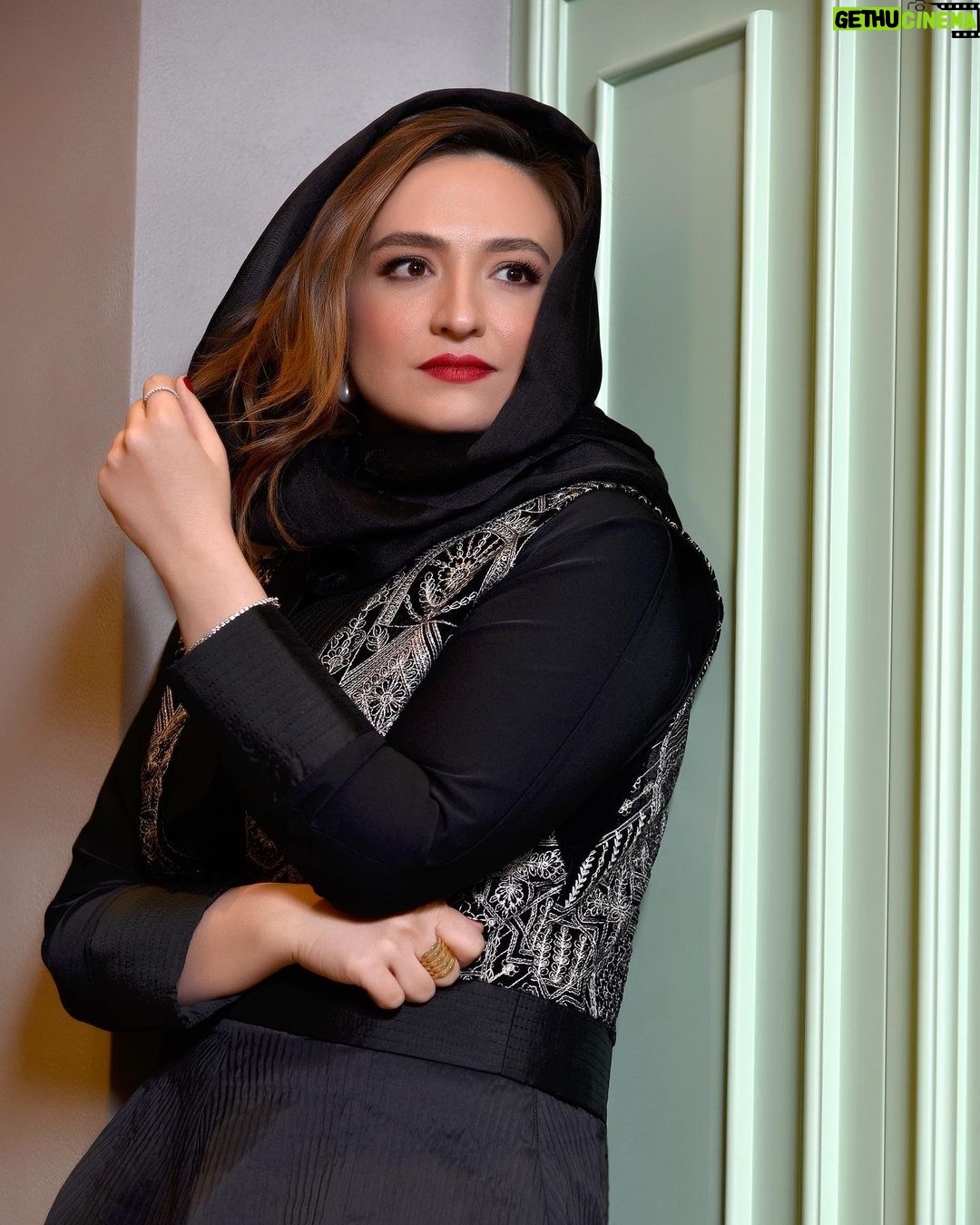 Gelare Abbasi - 29.6K Likes - همراهی دلنشین با تیم درجه یک «لالیک»و طناز عزیزم ❤️
عکاسی علی درویش صفت عزیز
و طراحی رفیق هنرمندم غزال رجبیان
@lalique_markiz
@tanazmazhari_makeupartist
@ghazalrajabian
@alidarvishsefat