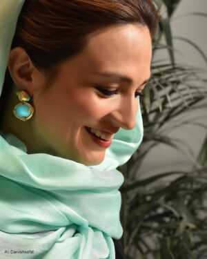 Gelare Abbasi Instagram - یک سال دیگر هم شروع شد و ممنونم از پیام های پر مهرتان .
چه خوشبختم که شما عزیزان همدل و همراهم هستید .
دوستتان دارم 
گلاره 
وممنونم از @shahrzadjewellery که در روز تولدم با عشق در کنارم بودند .مرسی دوستان هنرمند و ارتیست من ❤️❤️
عکاس عزیزمان ، دوست قدیمی @alidarvishsefat