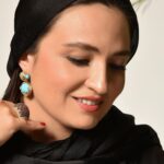 Gelare Abbasi Instagram - یک سال دیگر هم شروع شد و ممنونم از پیام های پر مهرتان . چه خوشبختم که شما عزیزان همدل و همراهم هستید . دوستتان دارم گلاره وممنونم از @shahrzadjewellery که در روز تولدم با عشق در کنارم بودند .مرسی دوستان هنرمند و ارتیست من ❤️❤️ عکاس عزیزمان ، دوست قدیمی @alidarvishsefat