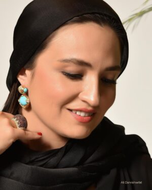 Gelare Abbasi Instagram - یک سال دیگر هم شروع شد و ممنونم از پیام های پر مهرتان .
چه خوشبختم که شما عزیزان همدل و همراهم هستید .
دوستتان دارم 
گلاره 
وممنونم از @shahrzadjewellery که در روز تولدم با عشق در کنارم بودند .مرسی دوستان هنرمند و ارتیست من ❤️❤️
عکاس عزیزمان ، دوست قدیمی @alidarvishsefat