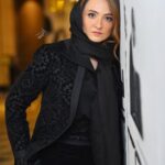 Gelare Abbasi Instagram - دو فیلم «آغوش باز » و «بی بدن » را در اکران مردمی همراه شما مردم نازنین سرزمینم حامیان محترم هنر تماشا کردم . ممنونم از مهرتان و دوستتان دارم. با عشق گلاره ممنونم از طنازبانوعزیزم❤️و یاران نازنینش در @lalique_markiz ممنونم ازرفیق قدیمی وهنرمندم غزال خانم @ghazalrajabian