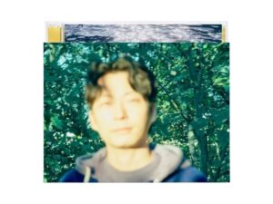 Gen Hoshino Instagram - New single『光の跡／生命体』本日フラゲ日です。「光の跡」など収録曲、特典映像、デザインなどすべてのご感想は #星野源_光の跡 のタグでぜひシェアして下さい。参加しているスタッフや関係者、そして何より私へのとても大きな励みとなります。待ってますね。 そして、今日の夜には明日の