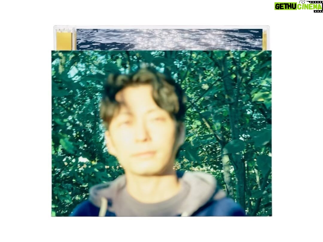 Gen Hoshino Instagram - New single『光の跡/生命体』本日フラゲ日です。「光の跡」など収録曲、特典映像、デザインなどすべてのご感想は #星野源_光の跡 のタグでぜひシェアして下さい。参加しているスタッフや関係者、そして何より私へのとても大きな励みとなります。待ってますね。 そして、今日の夜には明日の"あれ"のお知らせ、そのあと深夜0時からは楽曲のストリーミング・ダウンロードが開始、深夜1時からは「星野源のオールナイトニッポン」の生放送。盛り沢山な1日です。祭りじゃ!