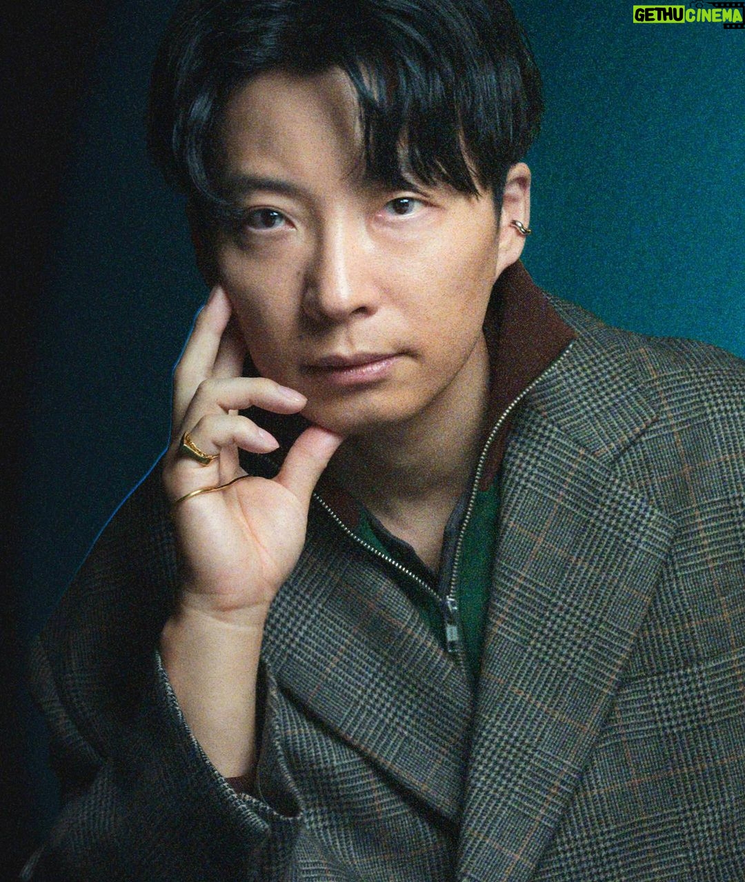 Gen Hoshino Instagram - 新曲『星野源 / 生命体』8月14日(月) 午前0 時リリースです。あと1週間!ということで、新アー写と、楽曲のアートワークです。 「生命体」について。 いま、朗らかに生きるのは、それだけでだいぶ難しいなあと思います。そんな荒れ狂う日々の舵を自分自身で取るために、聴けば生命力が腹の底から湧き上がってくるような、「行けー!」と全力で激励されるような、そんな歌を作りたいと思いました。 いま聴きたいと思う言葉を詩に、いま聴きたいと思う音を鳴らし、詰め込みました。いまこの世を生きる人へ、届きますように。 今月から始まる世界陸上、9月のアジア大会のテーマソングとしても流れます。その想いは既に上がっているインタビュー動画をどうぞ。 1年ぶりの新曲、とにかく聴いて欲しいです。よろしくお願いします! It’s been a year since my last release, but my newest song comes out next week on August 14—“Life” by Gen Hoshino. It’s also the theme song for TBS’s live coverage of the “World Athletics Championships” and “Asian Games.” I took all the hope and energy that I absorbed from various kinds of music and jammed them into its lyrics and overall sound. It’s seriously badass. Give it a listen when it comes out! 下週8月14日將會發行時隔一年以來的新歌。 《星野源 - 生命体/ Life》。這也是8月世界田徑大賽和9月亞運大會的主題曲。我從各種音樂中獲得的希望和能量都融入到音樂和歌詞裡中。一定要聽喔。 일년 만의 신곡을 다음 주 8월 14일에 출시합니다.「호시노 겐 - 생명체」. 8월 세계육상과 9월 아시아경기대회 테마곡이기도 합니다. 제가 지금까지 여러 음악에서 받았던 희망과 에너지를 소리에, 가사에 담았습니다.꼭 들어주세요. #星野源_生命体 #GenHoshino #Life #世界陸上 #アジア大会