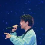 Gen Hoshino Instagram - 今年1月に横浜アリーナで演奏した「喜劇」のライブ映像をYouTubeで公開しました。音楽と会場の1万3000人が混ざり合ったあの瞬間は、本当にかけがえのないものでした。また会える日を楽しみにしています。 A live concert performance of “Comedy” is now up on YouTube. The concert, held in Yokohama Arena in January of this year, was my first time in 3 years performing in front of a live audience. There’s really nothing in this world like singing in front of people for the first time in forever and watching my music blend together with a crowd of nearly 13,000 of my fans. 「喜劇」現場影像已經在YouTube公開了。今年 1 月在橫濱體育館舉行了 3 年以來首次的有觀眾演唱會。久違的在人們面前唱歌，音樂和1萬3000人混在一起的那一刻真的是無可替代。 「喜劇 / Comedy」의 라이브 영상을 YouTube에서 공개했습니다. 올해 1월에 요코하마 아리나에서 3년 만에 개최한 유관객 콘서트. 오랜만에 관객분들 앞에서 노래를 하고, 음악으로 1만 3천 명이 하나가 되었던 그 순간은 정말 더할 나위 없는 시간이었습니다. #YP_Reassembly #星野源喜劇