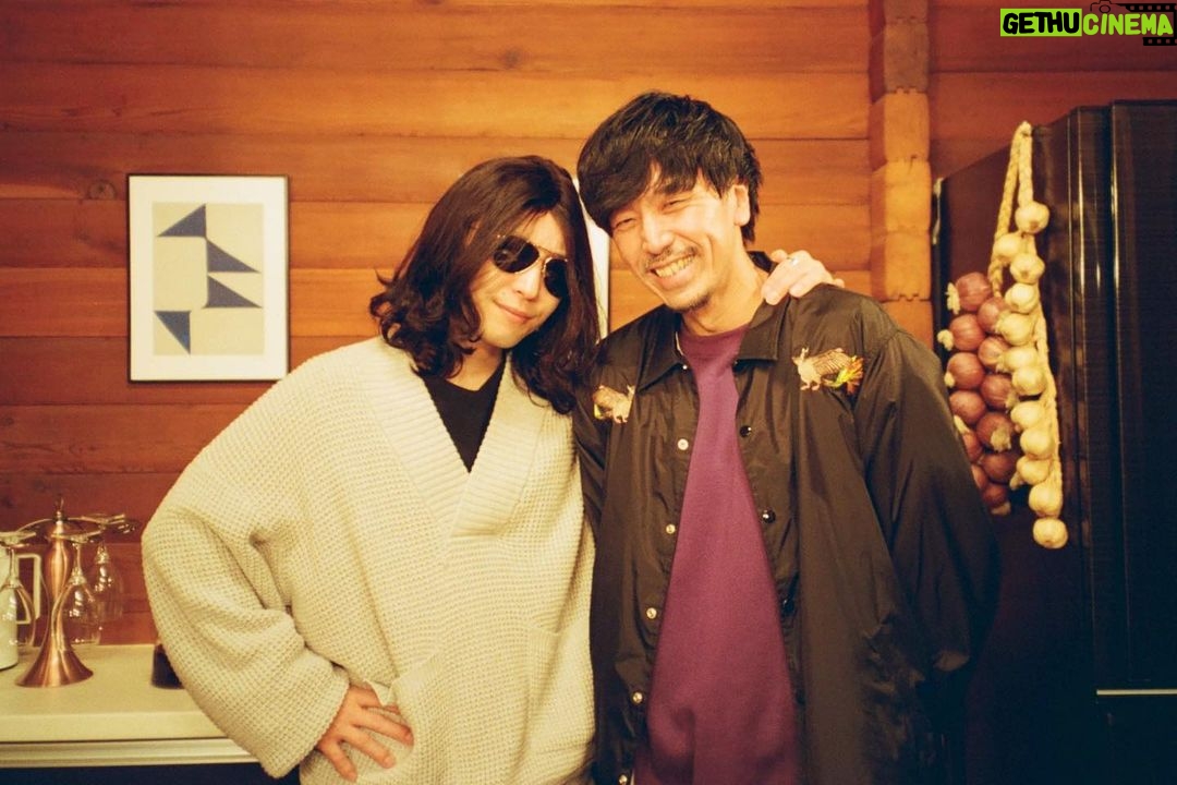 Gen Hoshino Instagram - 星野源 Blu-ray&DVD作品『Music Video Tour 2』手に入れてくれて、本当にありがとうございます。 皆さんのお陰で、今回で5作連続・映像3部門同時1位を獲得し、映像3部門同時1位獲得作品数は連続&通算いずれも男性ソロアーティストの歴代1位となりました。凄い。 記念にグラサン野郎と鬼才・山岸聖太監督のツーショットをお届けします。 これからも面白い音楽と面白い映像をお届けできるよう、さらに制作に励んでいこうと思います。 #星野源_MVT2 #山岸聖太 #ニセさん