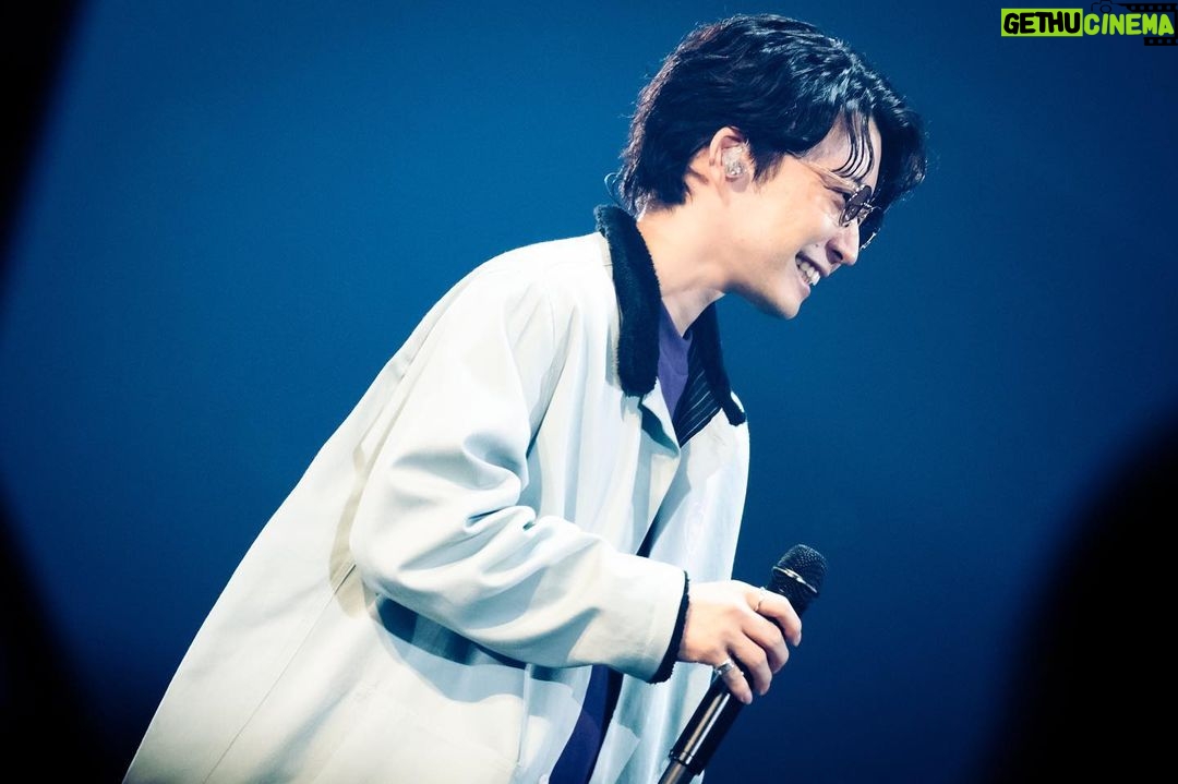 Gen Hoshino Instagram - 大阪城ホール “Reassembly” 2日目終了しました。2日間を通して、やりたかった事がこれ以上ない形で実現できた喜びで、また楽屋で一人でエヘエヘしています。純粋に音楽を爆発させる時間。想いを伝え合ったり、くだらない事でみんなで笑う時間。それらが混ざり合い、うねりをあげながら ”わけのわからない面白さ” に変容していく様。とても楽しかったです。ありがとう。横浜アリーナ公演も楽しみです。 #YP_Reassembly #イカ焼き