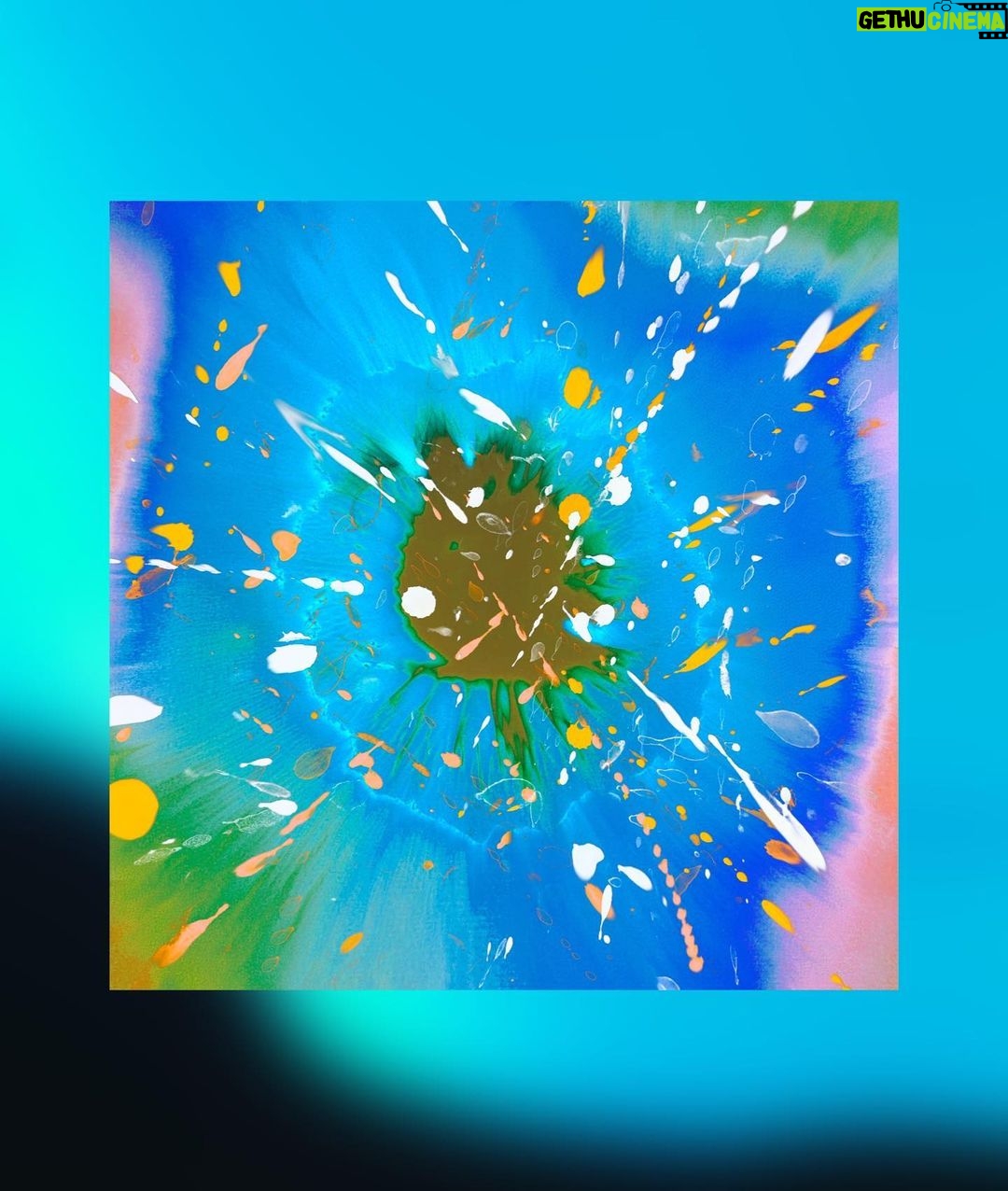 Gen Hoshino Instagram - 新曲『星野源 / 生命体』8月14日(月) 午前0 時リリースです。あと1週間!ということで、新アー写と、楽曲のアートワークです。 「生命体」について。 いま、朗らかに生きるのは、それだけでだいぶ難しいなあと思います。そんな荒れ狂う日々の舵を自分自身で取るために、聴けば生命力が腹の底から湧き上がってくるような、「行けー!」と全力で激励されるような、そんな歌を作りたいと思いました。 いま聴きたいと思う言葉を詩に、いま聴きたいと思う音を鳴らし、詰め込みました。いまこの世を生きる人へ、届きますように。 今月から始まる世界陸上、9月のアジア大会のテーマソングとしても流れます。その想いは既に上がっているインタビュー動画をどうぞ。 1年ぶりの新曲、とにかく聴いて欲しいです。よろしくお願いします! It’s been a year since my last release, but my newest song comes out next week on August 14—“Life” by Gen Hoshino. It’s also the theme song for TBS’s live coverage of the “World Athletics Championships” and “Asian Games.” I took all the hope and energy that I absorbed from various kinds of music and jammed them into its lyrics and overall sound. It’s seriously badass. Give it a listen when it comes out! 下週8月14日將會發行時隔一年以來的新歌。 《星野源 - 生命体/ Life》。這也是8月世界田徑大賽和9月亞運大會的主題曲。我從各種音樂中獲得的希望和能量都融入到音樂和歌詞裡中。一定要聽喔。 일년 만의 신곡을 다음 주 8월 14일에 출시합니다.「호시노 겐 - 생명체」. 8월 세계육상과 9월 아시아경기대회 테마곡이기도 합니다. 제가 지금까지 여러 음악에서 받았던 희망과 에너지를 소리에, 가사에 담았습니다.꼭 들어주세요. #星野源_生命体 #GenHoshino #Life #世界陸上 #アジア大会
