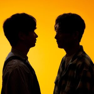 Gen Hoshino Instagram - 僕とオードリー若林さんの番組がNETFLIXで始まります。 - 星野源×若林正恭（オードリー）×佐久間宣行 「LIGHTHOUSE」 〜悩める2人、6ヶ月の対話〜 8月22日(火) NETFLIX にて全話世界配信開始! - 各所で「MCはこの2人」、「トークバラエティ番組」と書かれていて、他にもゲストや出演者がいる印象を受けますが、他に出演者はおらず、「2人きりでじっくり話す」番組です。 対話の中で、お互いの精神の中に深く潜り合い、底にタッチして帰ってくる。そんな番組。 この一年、この番組のために裏でずっと動いてました。やっと発表できて嬉しいです。 総合演出の佐久間さんが「LIGHTHOUSE（灯台）」というユニット名を僕らに付けてくれました。「悩める人々に明かりを照らす”灯台”でありながら、自分たちの足元は暗そう」な２人。”悩み” をテーマに、おそらく今までにない番組になってると思います。 番組内容、さらに発表することが残ってるみたいなので、それもお楽しみに。 #LIGHTHOUSE #Netflix #若林正恭 #佐久間宣行 #星野源
