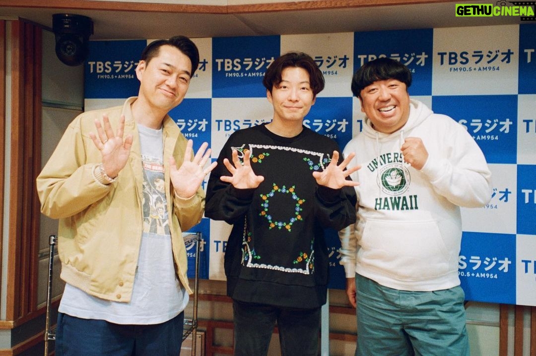 Gen Hoshino Instagram - “おげんさんのサブスク堂” 初回放送ご覧頂きありがとうございました! 次回は来週28日(水)よる11時から。 ご感想をこちらのコメントでぜひ教えてください。観られなかった方は、NHK+で1週間限定の見逃し配信がありますので、よかったら。 「おげんさんといっしょ」や「おんがくこうろん」もそうですが、様々な音源や貴重な映像を使用しているので、今後もソフト化やNHKアーカイブスへの配信ができない番組です。なのでぜひお見逃しなく。 配信でいつでも観られる番組ではないけれど、一度見ただけで一生心の隅に残るような(あと録画して一生持っていたいような)番組作りを目指します。 豊豊さんとジョージおじさんと3人、フィルムカメラで記念写真。 そして上げるのをすっかり忘れていた、とても長い付き合いの3人での記念写真も。 #サブスク堂 #おげんさん #所ジョージ #松重豊 #バナナマン