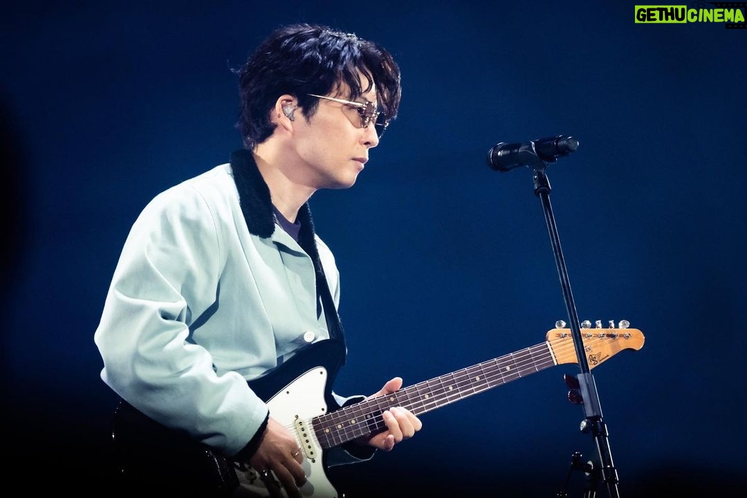 Gen Hoshino Instagram - 一夜明けて改めて思い返しています。混じりっけなしの音楽と、最高にくだらないトークが重なり合い、楽しさと嬉しさが爆発した4日間。あんなに広い大阪城ホールと横浜アリーナが狭く感じるほどにファンの皆さんとの距離がとても近く感じました。 映像で参加してくれた上白石萌音ちゃん、宮野真守くん、ハマ・オカモトくん、水谷千重子さん、友近さん、雅マモルくん、ウソノ晴臣さんにも心からの感謝を。 そして終演後のアフタートーク生配信も含め、誕生日を祝ってくれた皆さん、遠くから応援してくださる皆さん、本当にありがとう。今歳もよろしくお願いします。既に色々とやりたいことがあって計画も進んでいるので、ぜひ、これからもついて来てくださいね。 Photo by @seitaro__tanaka & Taichi Nishimaki #YP_Reassembly