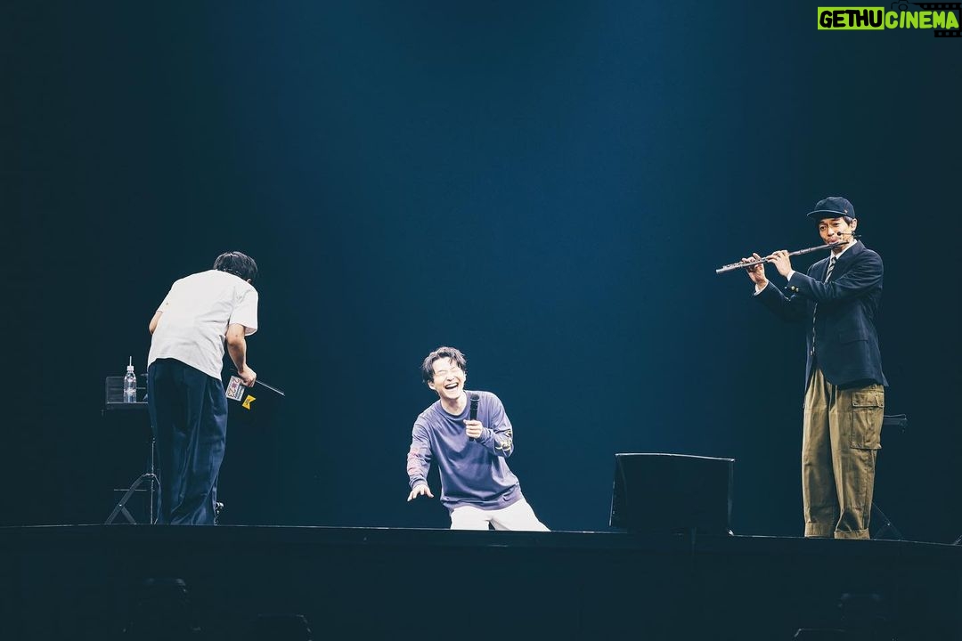 Gen Hoshino Instagram - 一夜明けて改めて思い返しています。混じりっけなしの音楽と、最高にくだらないトークが重なり合い、楽しさと嬉しさが爆発した4日間。あんなに広い大阪城ホールと横浜アリーナが狭く感じるほどにファンの皆さんとの距離がとても近く感じました。 映像で参加してくれた上白石萌音ちゃん、宮野真守くん、ハマ・オカモトくん、水谷千重子さん、友近さん、雅マモルくん、ウソノ晴臣さんにも心からの感謝を。 そして終演後のアフタートーク生配信も含め、誕生日を祝ってくれた皆さん、遠くから応援してくださる皆さん、本当にありがとう。今歳もよろしくお願いします。既に色々とやりたいことがあって計画も進んでいるので、ぜひ、これからもついて来てくださいね。 Photo by @seitaro__tanaka & Taichi Nishimaki #YP_Reassembly