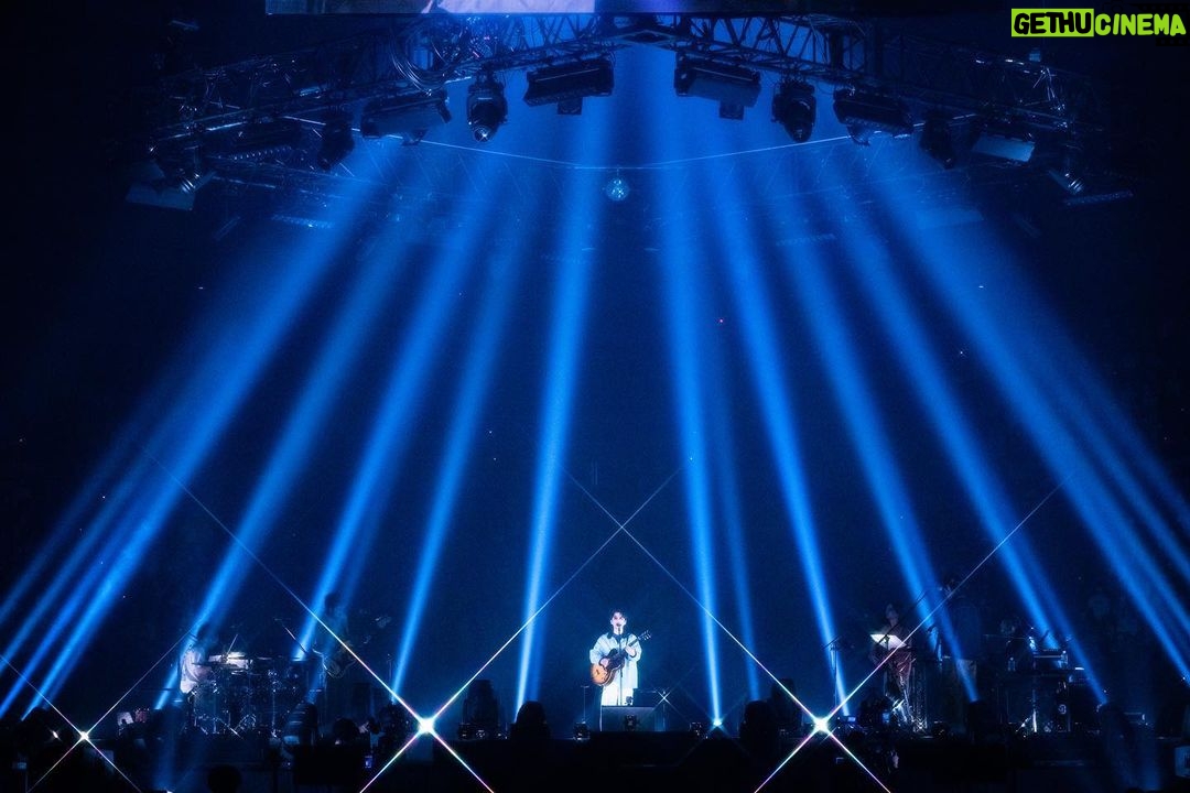 Gen Hoshino Instagram - 一夜明けて改めて思い返しています。混じりっけなしの音楽と、最高にくだらないトークが重なり合い、楽しさと嬉しさが爆発した4日間。あんなに広い大阪城ホールと横浜アリーナが狭く感じるほどにファンの皆さんとの距離がとても近く感じました。 映像で参加してくれた上白石萌音ちゃん、宮野真守くん、ハマ・オカモトくん、水谷千重子さん、友近さん、雅マモルくん、ウソノ晴臣さんにも心からの感謝を。 そして終演後のアフタートーク生配信も含め、誕生日を祝ってくれた皆さん、遠くから応援してくださる皆さん、本当にありがとう。今歳もよろしくお願いします。既に色々とやりたいことがあって計画も進んでいるので、ぜひ、これからもついて来てくださいね。 Photo by @seitaro__tanaka & Taichi Nishimaki #YP_Reassembly