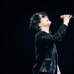 Gen Hoshino Instagram - 一夜明けて改めて思い返しています。混じりっけなしの音楽と、最高にくだらないトークが重なり合い、楽しさと嬉しさが爆発した4日間。あんなに広い大阪城ホールと横浜アリーナが狭く感じるほどにファンの皆さんとの距離がとても近く感じました。 映像で参加してくれた上白石萌音ちゃん、宮野真守くん、ハマ・オカモトくん、水谷千重子さん、友近さん、雅マモルくん、ウソノ晴臣さんにも心からの感謝を。 そして終演後のアフタートーク生配信も含め、誕生日を祝ってくれた皆さん、遠くから応援してくださる皆さん、本当にありがとう。今歳もよろしくお願いします。既に色々とやりたいことがあって計画も進んでいるので、ぜひ、これからもついて来てくださいね。 Photo by @seitaro__tanaka & Taichi Nishimaki #YP_Reassembly