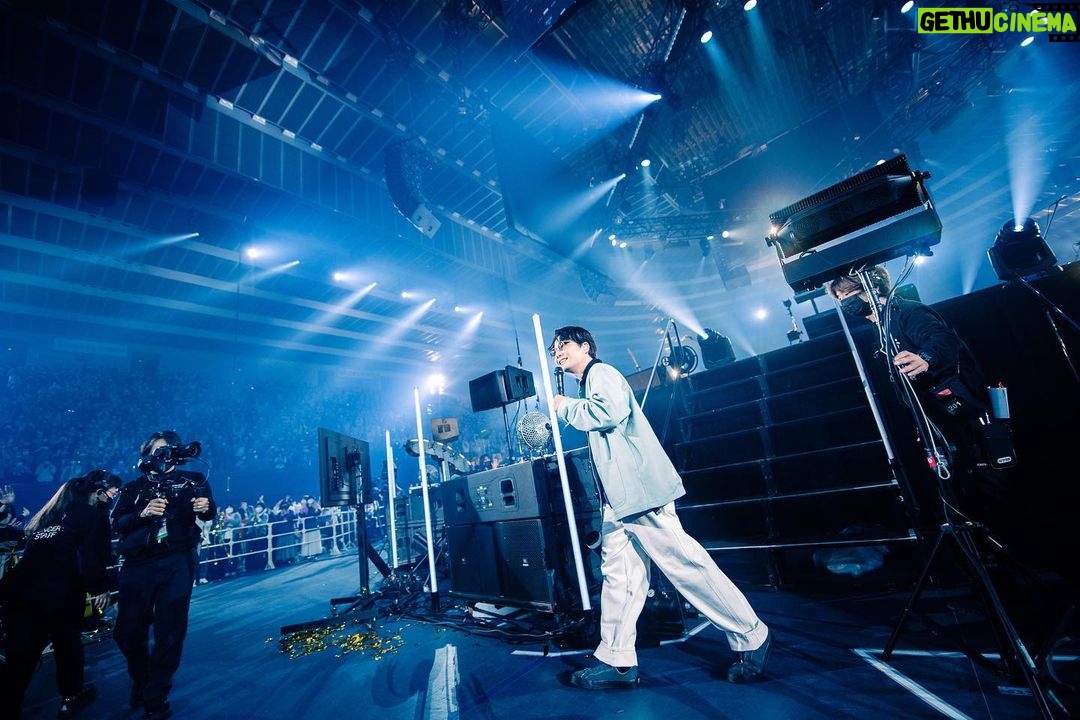 Gen Hoshino Instagram - 一夜明けて改めて思い返しています。混じりっけなしの音楽と、最高にくだらないトークが重なり合い、楽しさと嬉しさが爆発した4日間。あんなに広い大阪城ホールと横浜アリーナが狭く感じるほどにファンの皆さんとの距離がとても近く感じました。 映像で参加してくれた上白石萌音ちゃん、宮野真守くん、ハマ・オカモトくん、水谷千重子さん、友近さん、雅マモルくん、ウソノ晴臣さんにも心からの感謝を。 そして終演後のアフタートーク生配信も含め、誕生日を祝ってくれた皆さん、遠くから応援してくださる皆さん、本当にありがとう。今歳もよろしくお願いします。既に色々とやりたいことがあって計画も進んでいるので、ぜひ、これからもついて来てくださいね。 Photo by @seitaro__tanaka & Taichi Nishimaki #YP_Reassembly
