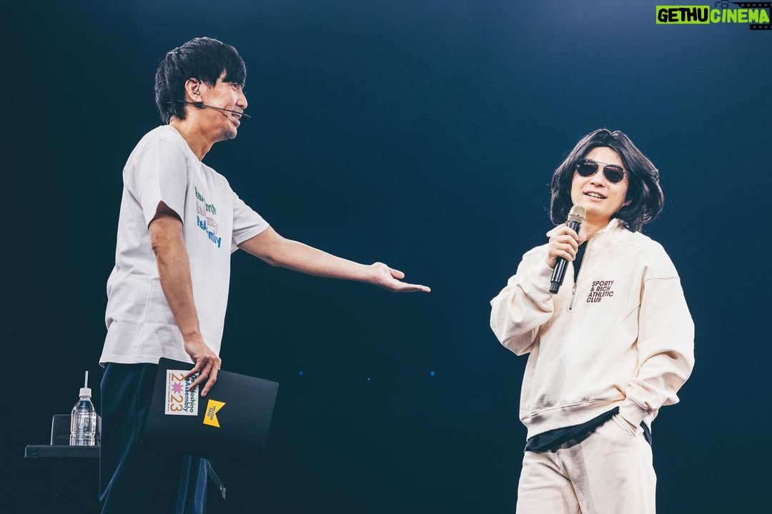 Gen Hoshino Instagram - 一夜明けて改めて思い返しています。混じりっけなしの音楽と、最高にくだらないトークが重なり合い、楽しさと嬉しさが爆発した4日間。あんなに広い大阪城ホールと横浜アリーナが狭く感じるほどにファンの皆さんとの距離がとても近く感じました。 映像で参加してくれた上白石萌音ちゃん、宮野真守くん、ハマ・オカモトくん、水谷千重子さん、友近さん、雅マモルくん、ウソノ晴臣さんにも心からの感謝を。 そして終演後のアフタートーク生配信も含め、誕生日を祝ってくれた皆さん、遠くから応援してくださる皆さん、本当にありがとう。今歳もよろしくお願いします。既に色々とやりたいことがあって計画も進んでいるので、ぜひ、これからもついて来てくださいね。 Photo by @seitaro__tanaka & Taichi Nishimaki #YP_Reassembly