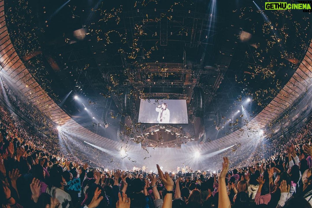 Gen Hoshino Instagram - 一夜明けて改めて思い返しています。混じりっけなしの音楽と、最高にくだらないトークが重なり合い、楽しさと嬉しさが爆発した4日間。あんなに広い大阪城ホールと横浜アリーナが狭く感じるほどにファンの皆さんとの距離がとても近く感じました。 映像で参加してくれた上白石萌音ちゃん、宮野真守くん、ハマ・オカモトくん、水谷千重子さん、友近さん、雅マモルくん、ウソノ晴臣さんにも心からの感謝を。 そして終演後のアフタートーク生配信も含め、誕生日を祝ってくれた皆さん、遠くから応援してくださる皆さん、本当にありがとう。今歳もよろしくお願いします。既に色々とやりたいことがあって計画も進んでいるので、ぜひ、これからもついて来てくださいね。 Photo by @seitaro__tanaka & Taichi Nishimaki #YP_Reassembly