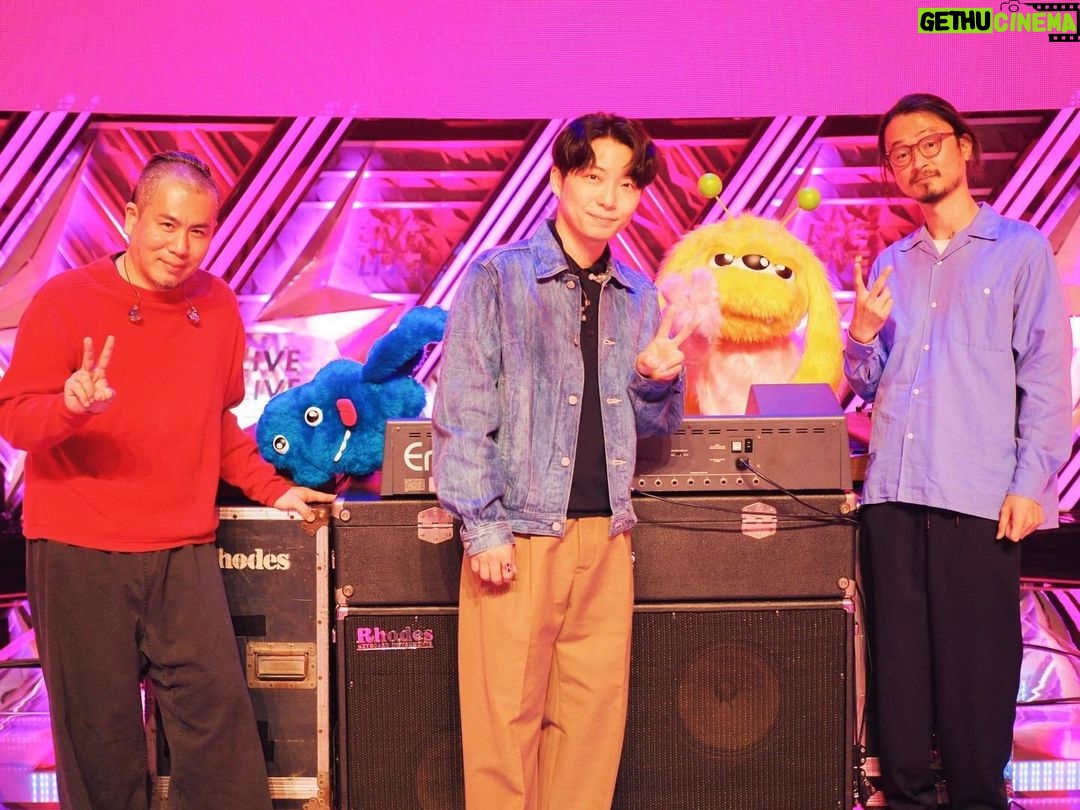 Gen Hoshino Instagram - CDTV『喜劇』初披露ありがとうございました。この編成、新鮮で楽しいです。そして私物のシンセ&サンプラーをモフモフとモフモフに弾いてもらいました。かわいい。(福くんありがとうね☺️) #CDTVライブライブ #星野源喜劇 #Comedy #GenHoshino #星野源