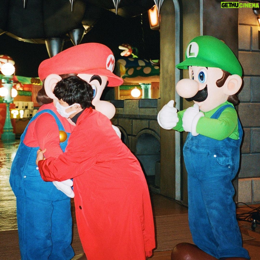Gen Hoshino Instagram - やっと会えたね…。雨だったこともあり特別にクッパ城の中でマリオとルイージが待っててくれました。2人とハグできて、最高の思い出になりました。 #創造 #星野源 #スーパーニンテンドーワールド #SuperNintendoWorld #USJ #SuperMario #Mario #Luigi #GenHoshino